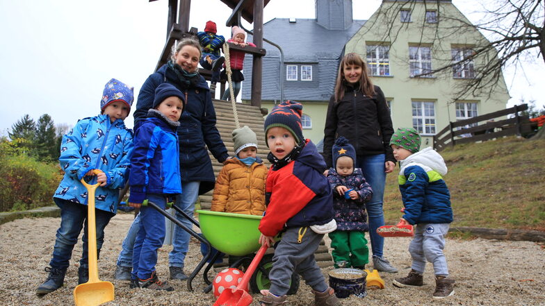 Schon jetzt probieren sich die Kinder der Kita Zwergenland in Steina als Bauarbeiter. Leiterin Maja Rosenberg (l.) und Erzieherin Silvana Fabian freuen sich auf den geplanten Neubau. Bisher ist die Kita in einer ehemaligen Schule untergebracht.
