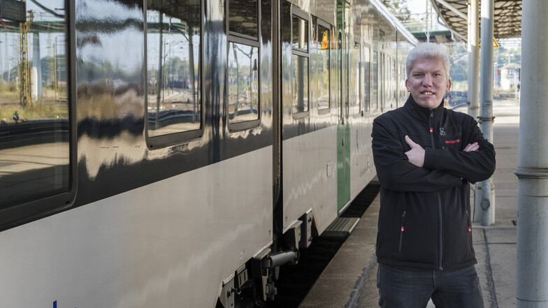 Tobias Grieshammer aus Gröditz am Bahnhof in Riesa: Der 36-jährige Berufspendler hat in letzter Zeit des Öfteren mit Zugausfällen zu tun. Seit Jahresanfang hat er das Ganze zehnmal erlebt, an einigen Tagen auf der Hin- und Rückfahrt.