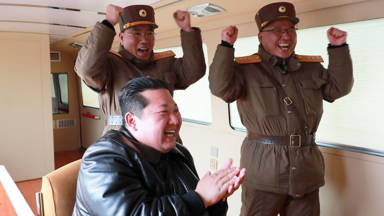 Kim Jong Un, Machthaber von Nordkorea, beim Beobachten des Tests einer neuartigen, atomwaffenfähigen, ballistischen Interkontinentalrakete. Der Start der Rakete der Bauart Mars Cannon 17 Typ 2, im Original "Hwasongpho-17", fand an einem nicht mitgeteilten