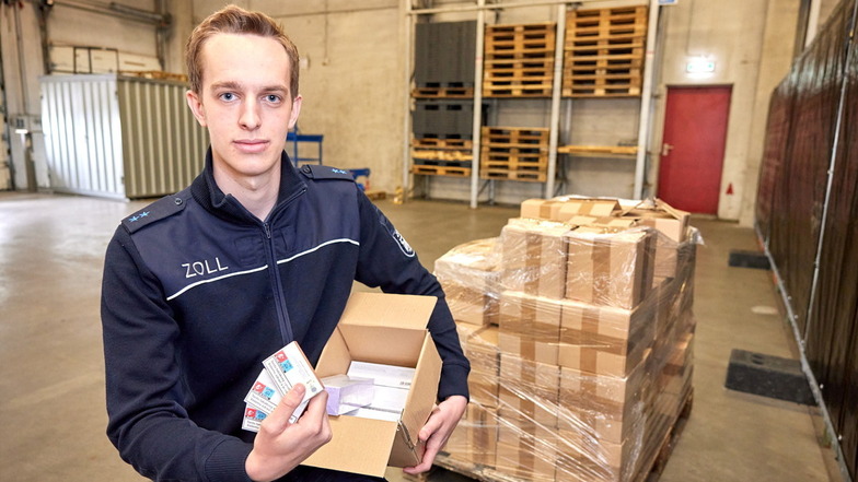 Tabakberg in der Kontrollhalle: Zollobersekretär Philipp Mittelndorf zeigt einen Teil der knapp 140.000 Minizigaretten für Verdampfergeräte, die binnen zwei Tagen auf der A17 ins Netz gingen.