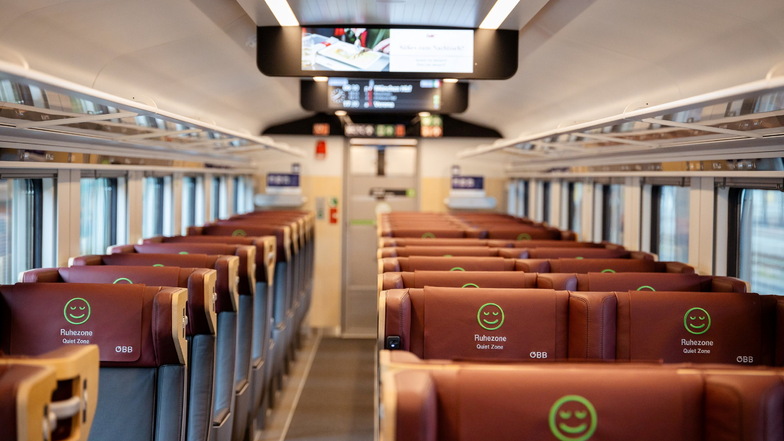 Der Innenraum des neuen Railjets. In dem bis zu 230 km/h schnellen Zug mit 532 Sitzplätzen gebe es auch verbessertes WLAN, Lademöglichkeiten per USB und induktive Ladestationen.