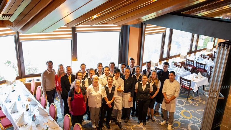 Geschäftsführer Kai Reiße (li.) und alle Mitarbeiter, die sich um die Gäste im Panoramarestaurant auf der Bastei kümmern.