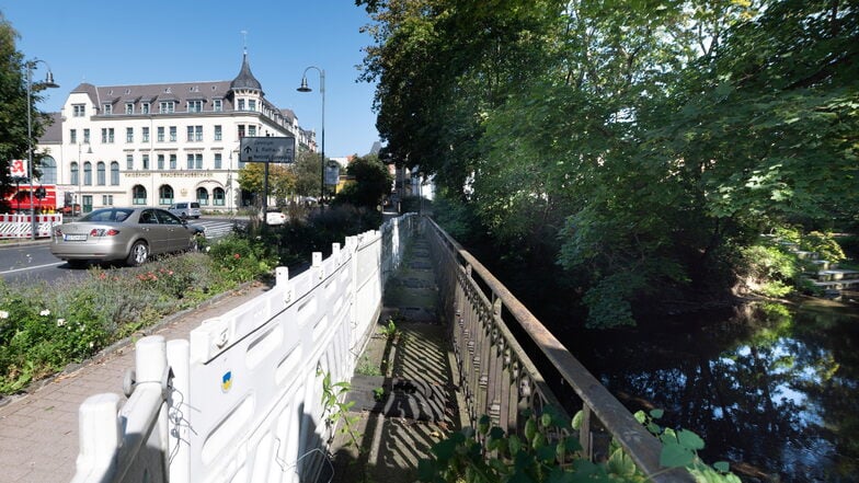 Fußgängerweg gesperrt: Es ist unklar, wann die Sperrung der Brücke über die Röder in Radeberg beginnt.