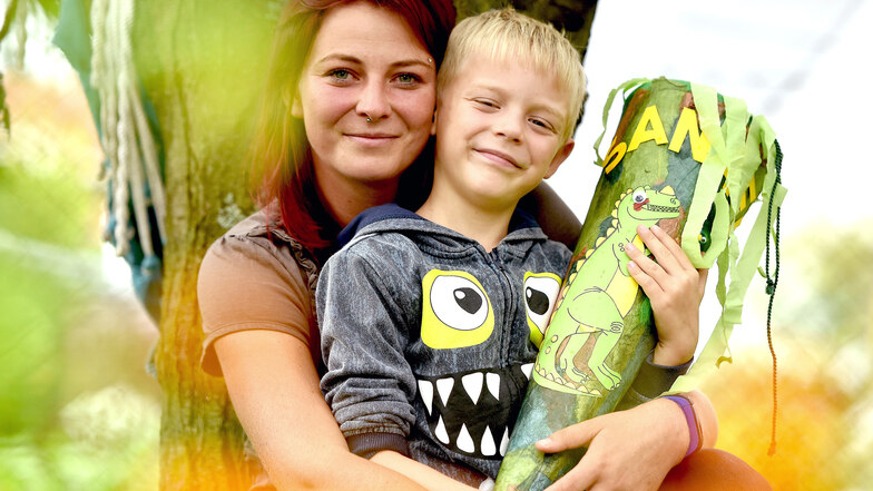 Carola Jänsch und ihr Sohn Sanael. Der Siebenjährige ist Autist und braucht ab Montag eine Schulbegleitung.