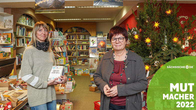 Anja Sorkalle (l.) übernimmt von Ute Strohbach die Schirgiswalder Bücherstube. Damit bleibt der einzige Buchladen im Bautzener Oberland erhalten.