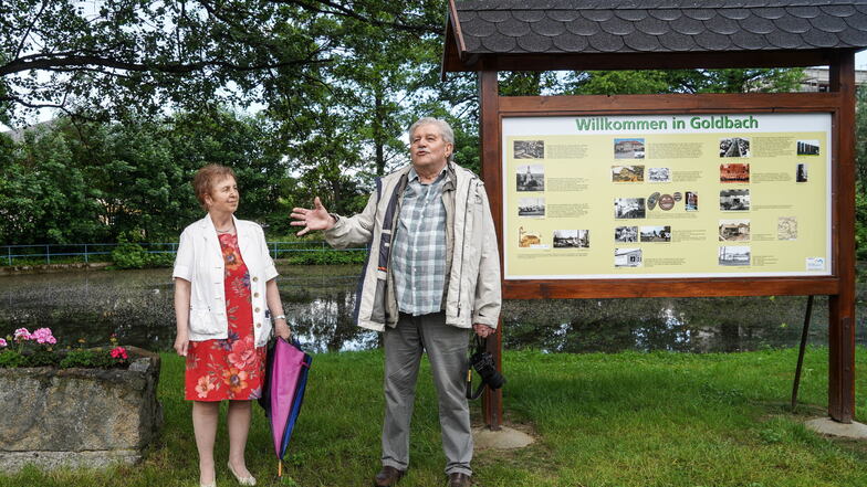 Gerald Heusinger und seine Frau Gisela haben sich für das Aufstellen einer Infotafel über die Ortsgeschichte von Goldbach engagiert.