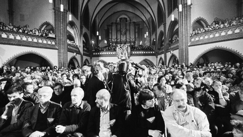 Als man mit Lesungen noch viel Publikum locken konnte: Stefan Hermlin (1. v.l.) und Günter de Bruyn (2. v.l.) 1989 bei einer Veranstaltung der Friedensbewegung in der Erlöserkirche Berlin-Rummelsburg.