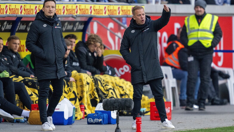 Dirigiert sein Team am Spielfeldrand: Dynamo-Trainer Markus Anfang mit Co-Trainer Florian Junge (links).