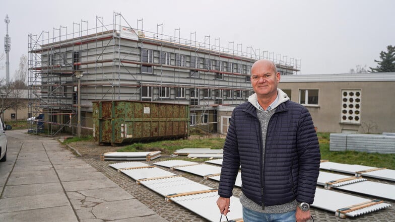 Investor Andreas Spitzke steht vor der früheren Flüchtlingsunterkunft im Greenpark Bautzen. Hier entstehen altersgerechte Wohnungen.