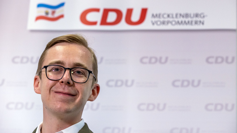 Ein gemeinsames Foto mit zwei Männern hat den CDU-Bundestagsabgeordneten Philipp Amthor in Erklärungsnot gebracht.