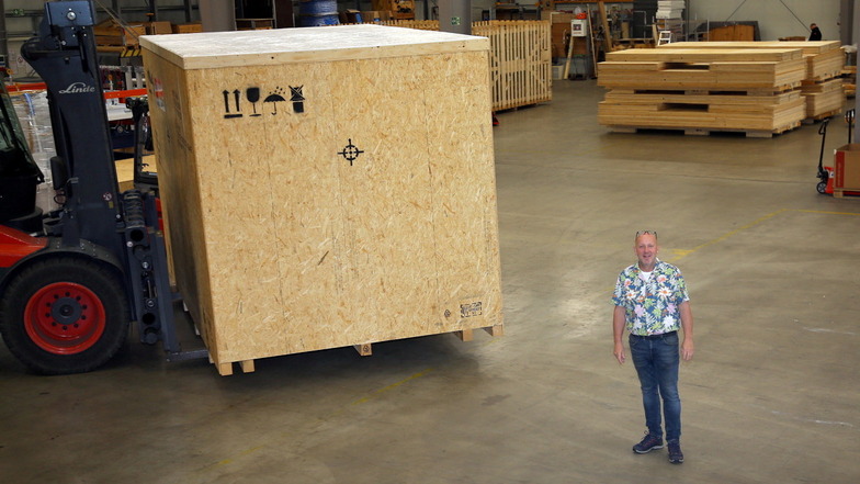 Große Kiste, kleiner Mann: Mike Auris wirkt winzig neben der Seefracht-Transportkiste. Sie ist 5,3 Meter mal 2,7 Meter mal 2,55 Meter groß.