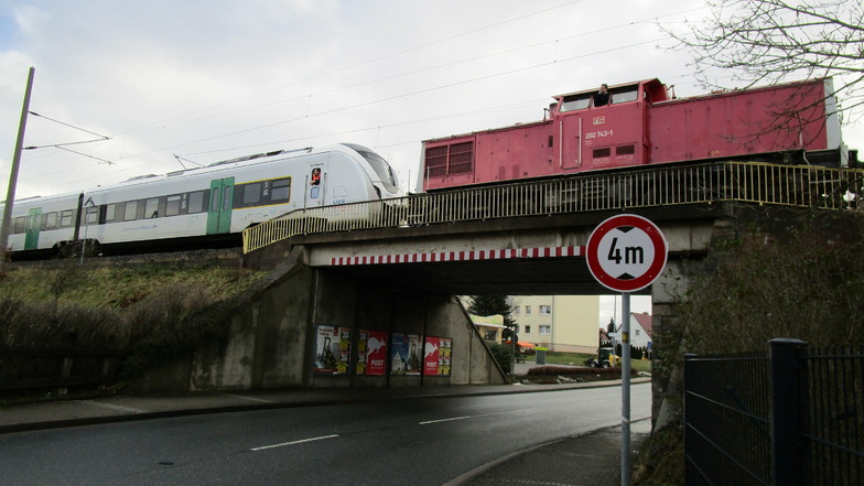 Wegen eines Oberleitungsschadens musste am Morgen ein Triebwagen der Mitteldeutschen Regionalbahn in Stauchitz abgeschleppt werden.