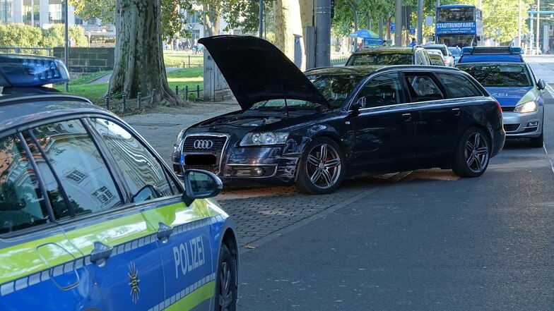 Nach mehreren Unfällen stellte die Polizei den Fahrer dieses Audi auf der Ostra-Allee.