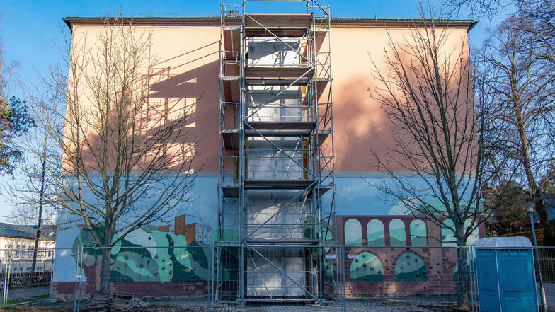 Am Giebel der Grundschule wird ein Fahrstuhl angebaut. Der teilt künftig die dort angebrachte Kletterwand.