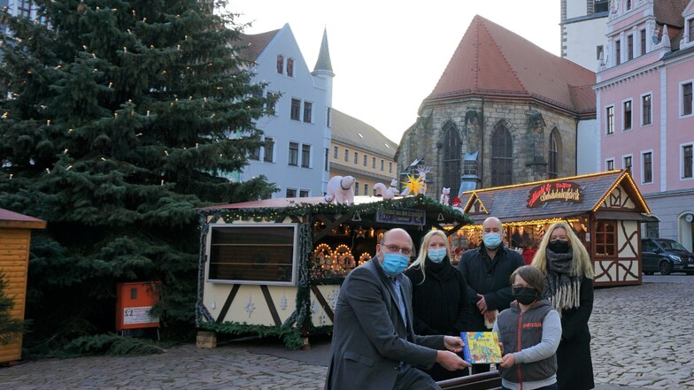 Oberbürgermeister Olaf Raschke erhielt gestern das erste Exemplar des sagenumwobenen Buches.