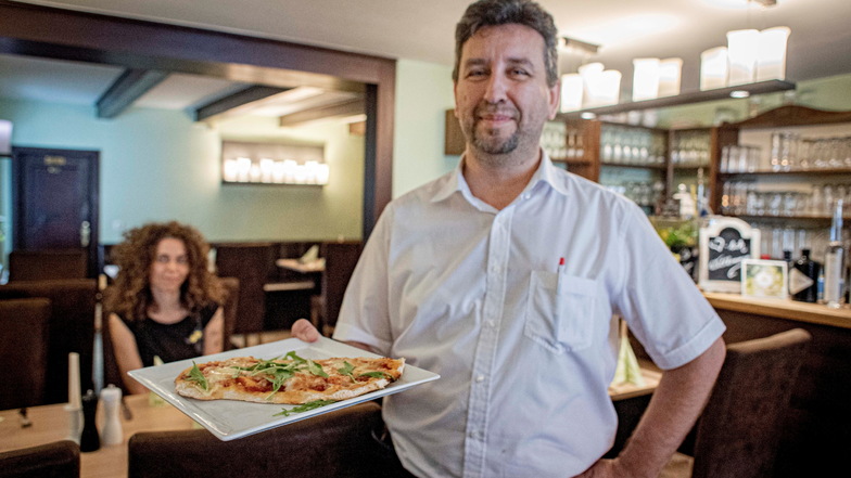 Torsten Scholz präsentiert hier seine neueste Kreation - die Pinsa. Eine Pizza, deren Teig aus verschiedenen gesunden Mehlsorten hergestellt wird und 120 Stunden gehen muss. Zum 30. Geschäftsjubiläum hält er aber noch mehr Leckereien bereit.