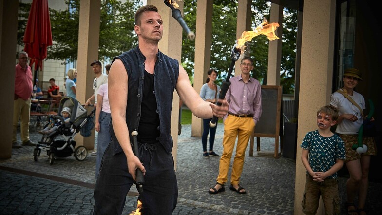 Gabriel der Feuerengel mit seiner Feuershow im Schlosshof Pirna-Sonnenstein. 