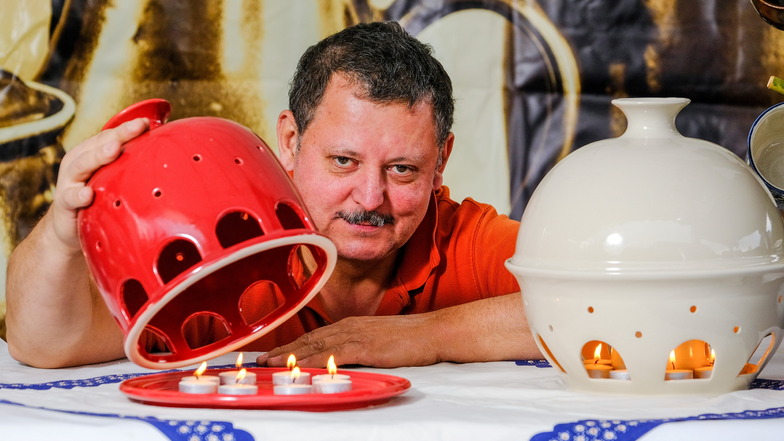 Töpfermeister Jens Frommhold mit seinen Tischöfen: In das rote Exemplar passen acht Teelichter, in das weiße maximal elf.
Ton und Glasur werden bei etwa 1.300 Grad Celsius gebrannt.