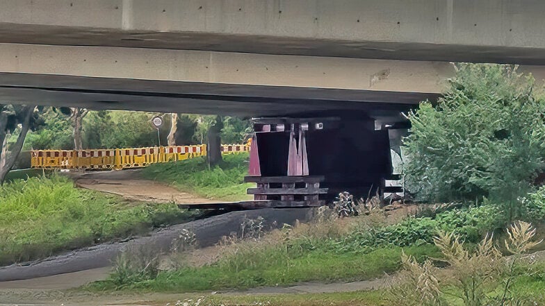 Unter dem Brückenstück auf neustädter Seite wurde eine Stütze eingebaut.