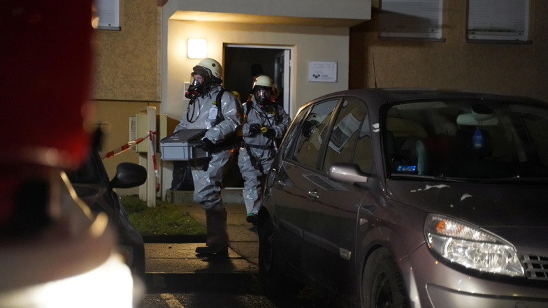 Unter Atemschutz gingen die Einsatzkräfte in die Wohnung in Kamenz und holten verschiedene Sachen nach draußen.