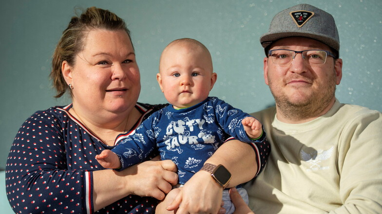 Kristin und Daniel Spindler mit ihrem kleinen Jonas. Er kam mit Fehlbildungen auf die Welt. Nun läuft eine Spendenaktion für seine Operationen.