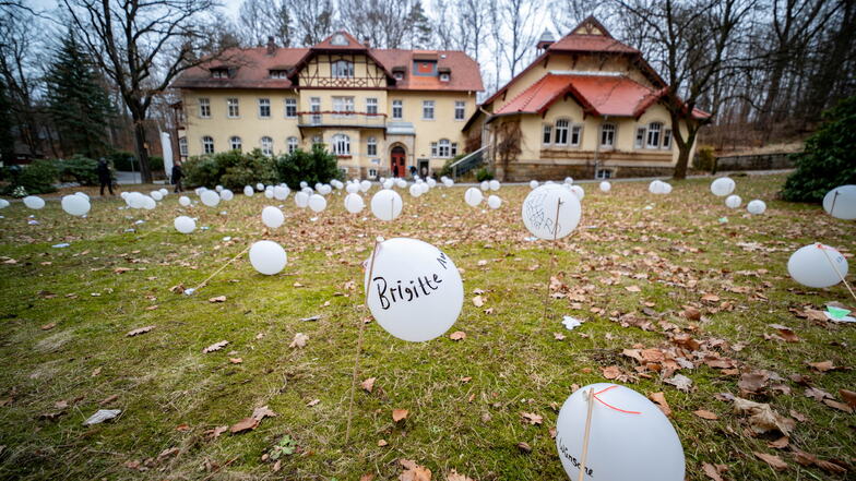 Die Schülerinnen und Schüler der Kleinwachauer Förderschule gestalteten 110 weiße Luftballons mit den Namen der Kleinwachauer Opfer.