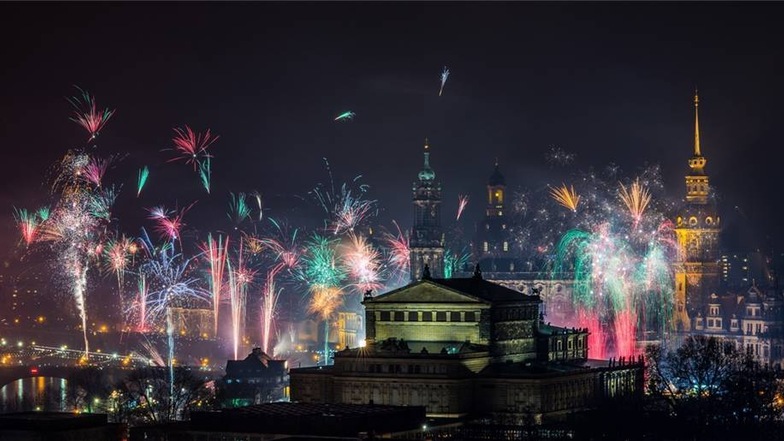 Willkommen im Jahr 2016: Mit viel Feuerwerk begrüßten die Dresdner das neue Jahr.