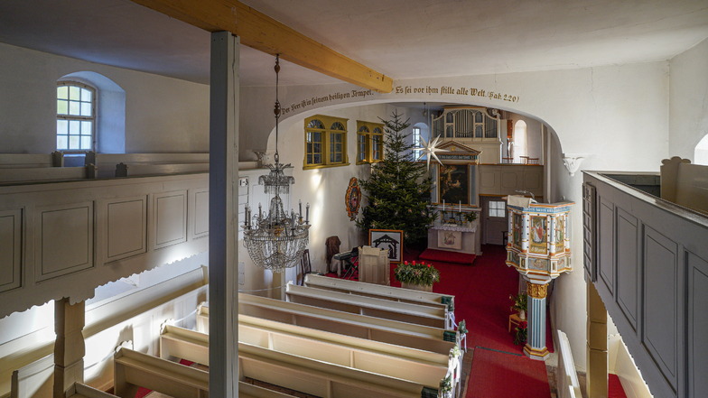 Der Balken in der Mitte der Pohaler Kirche wurde vor zwei Jahren eingebaut. Er stützt die Decke des Gotteshauses provisorisch.