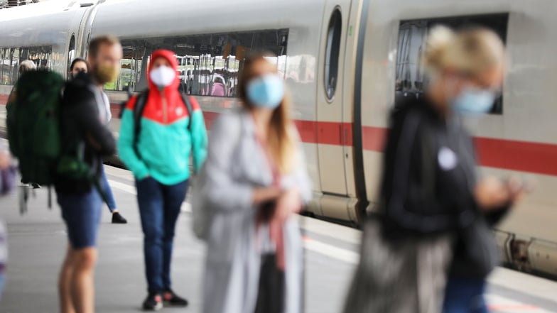 Die Maskenpflicht im öffentlichen Fernverkehr soll zum 2. Februar vorzeitig fallen.