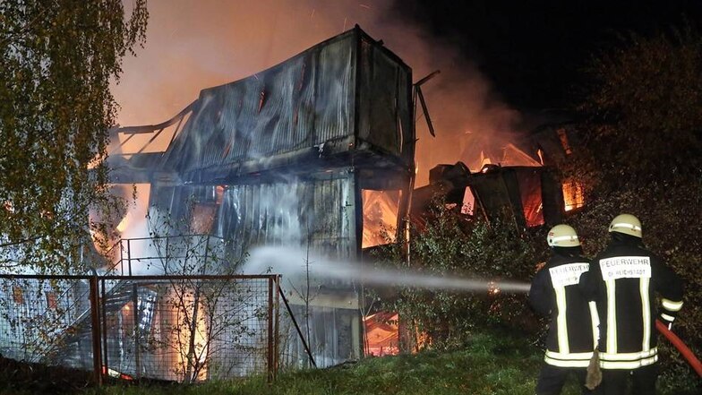 Als die Feuerwehr eintraf, standen die gestapelten Container lichterloh in Flammen.