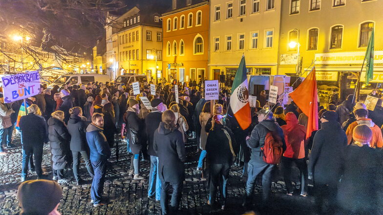 Die Demonstration gegen den "Montagsspaziergang" von AfD und den rechtsextremen Freien Sachsen in Waldheim wurde musikalisch von der Banda Comunale aus Dresden unterstützt.