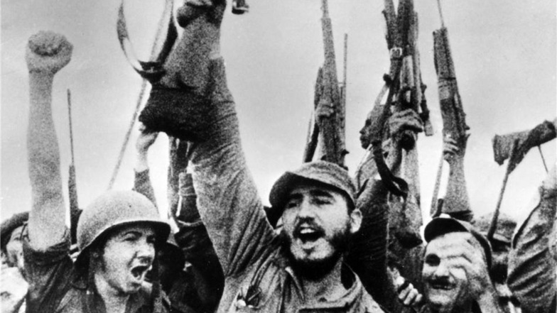 1957: Von der Batista-Regierung für tot erklärt, zeigen sich Castro und seine Gefährten in der Sierra Maestra quicklebendig und siegesgewiss - 18 Monate später stürzt die "Bewegung 26. Juli" im Guerillakrieg das verhasste Regime.
