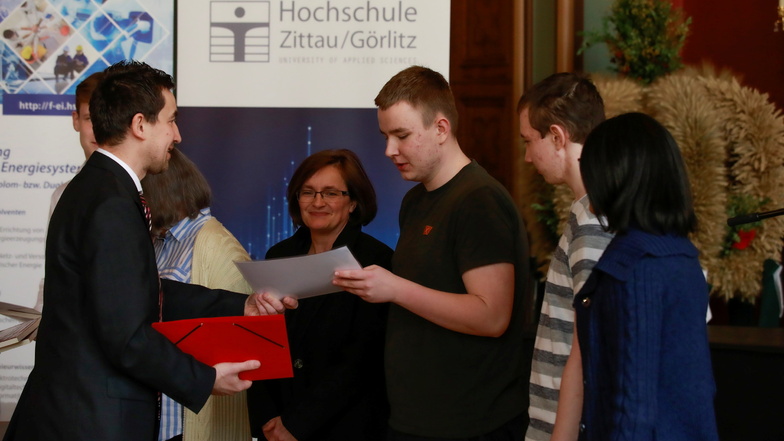 Robin König (Dritter von rechts) war auf Platz sechs der beste Deutsche unter den Teilnehmern der diesjährigen Elektro-Olympiade der Hochschule Zittau-Görlitz.