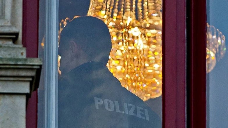 Ein Polizist in einem Raum der Villa am Vogesenweg.