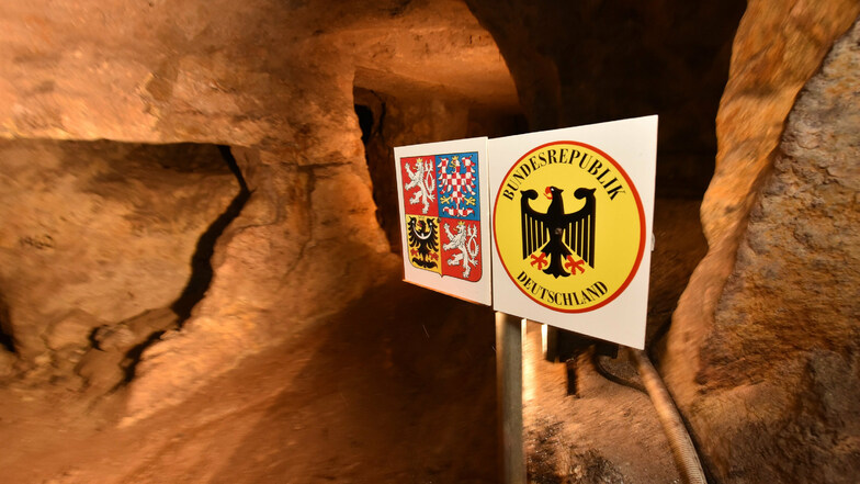 Wer ins Schaubergwerk Zinnwald geht, gelangt tief unter der Erde an die deutsch-tschechische Grenze. Die Erzlagerstätte erstreckt sich auf beide Länder.