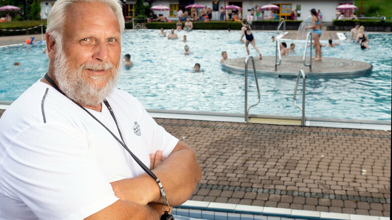 Uwe Nescheida ist seit 18 Jahren Schwimmmeister im Erlebnisbad Rathewalde.