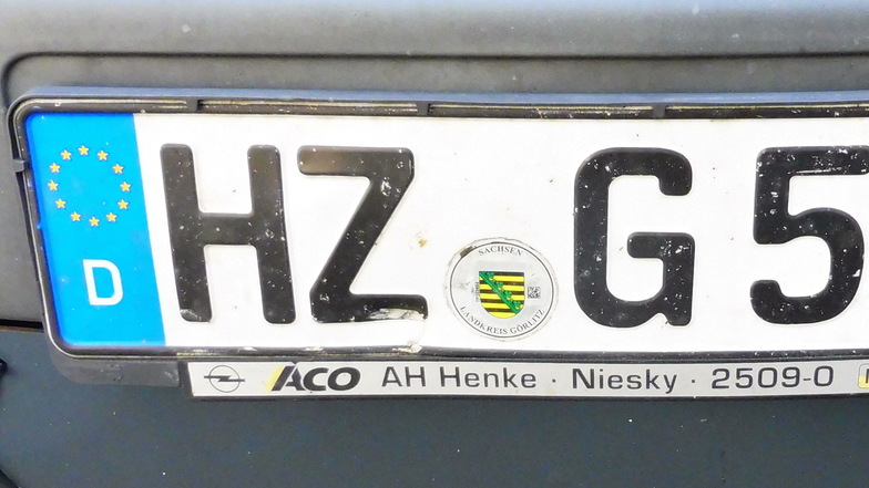 Ein HZ-Kennzeichen mit einer Plakette aus dem Kreis Görlitz und Werbung von einem Nieskyer Autohaus: Alles in Ordnung, sagt der Landkreis.