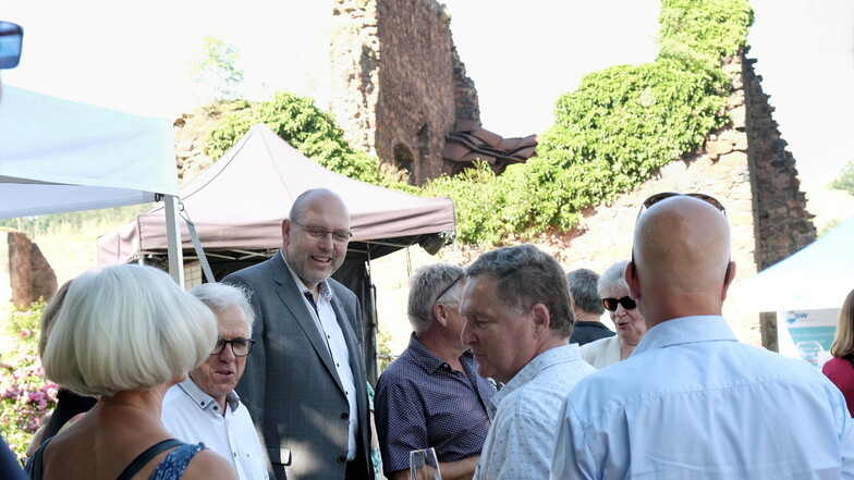 Angeregte Gespräche im Klostergarten: Oberbürgermeister Olaf Raschke (M.) hatte gemeinsam mit MSW-Geschäftsführer Frank Schubert die Gäste zum Sommerfest eingeladen.
