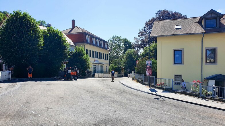 Frisch asphaltiert ist jetzt die Orangerie- und die Lohmener Straße bis zur Schlosskurve. Für die Schadensbeseitung und die Sanierungsarbeiten investierte die Stadt rund 260.000 Euro.