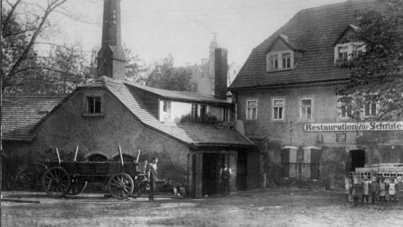 Hervorgegangen aus einem 1873 eröffneten bayrischen Biergarten, die Schmiedeschänke (links Schmiedewerkstatt) wo viele Gespanne auf ihrer Tour eine Pause einlegten.
