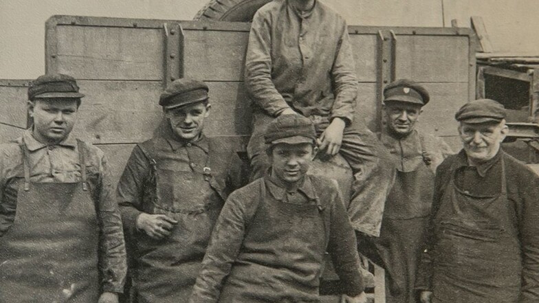 Drei Generationen auf einem Foto: Hugo Gruhle (ganz rechts) begründete den Familienbetrieb. Hinter ihm steht Sohn Curt, auf dem Wagenbock thront Enkel Eberhard, Vater des heutigen Chefs.