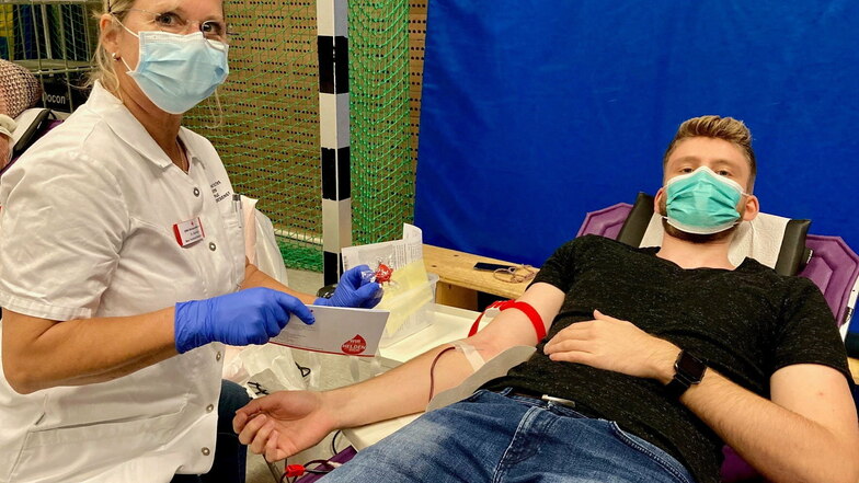 Sowohl die Spender als auch die Mitarbeiter des Blutspendedienstes müssen einen Mund-Nase-Schutz tragen.