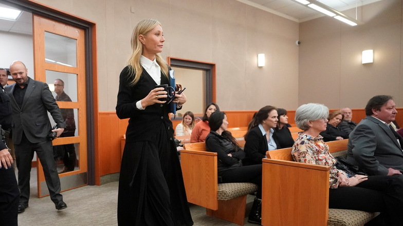 Gwyneth Paltrow betritt den Gerichtssaal für ihren Prozess. Paltrow wurde beschuldigt, während eines Familienski-Urlaubs im Jahr 2016 mit einem Skifahrer zusammengestoßen zu sein, wodurch dieser einen Hirnschaden und vier gebrochene Rippen erlitt.