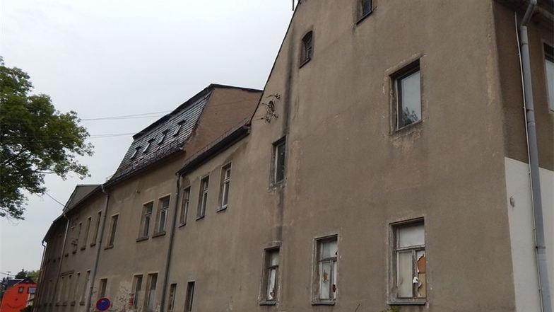 Das Wohnhaus Feldstraße2 ist bereits im Kreisbesitz und ziemlich sanierungsbedürftig. Dach, Sanitäranlagen und Heizung gehören zu den wunden Punkten.