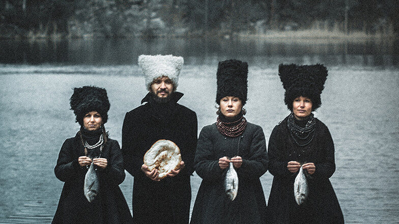 „DakhaBrakha“- Der Bandname des 2004 im Kiew gegründeten Quartetts entstammt der alten ukrainischen Sprache und steht für „Geben & Nehmen“.