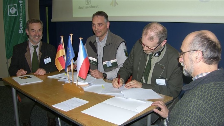 Das sah richtig staatstragend aus, als Nationalparkchef Dietrich Butter, Forstbezirksleiter Uwe Borrmeister, Jiri Toms und Karel Stein (v.l.) von den tschechischen Partnern die Vereinbarung zum gemeinsamen Wanderweg unterzeichneten.