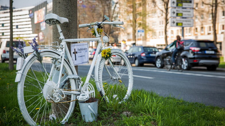 Solche weißen Fahrräder erinnern an Radfahrer, die bei Unfällen ums Leben gekommen sind - dieses hier an eine Frau, die im August 2018 auf der St. Petersburger Straße verunglückt ist.