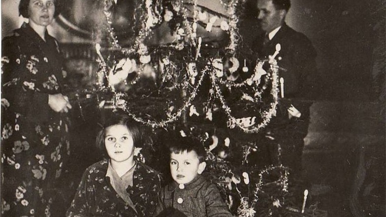 Weihnachten in den 1930ern: Früher stand oft ein Schlitten unterm Weihnachtsbaum.