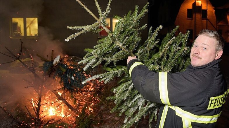Frank Kiesl von der Feuerwehr in Etzdorf nimmt das Fichtenvernichten, zu dem die Kameraden eingeladen haben, wörtlich. Er zündet die Weihnachtsbäume an. Lange wärmen konnten sich die Einwohner nicht. Länger als das Feuer hielt dagegen der Vorrat an heißen