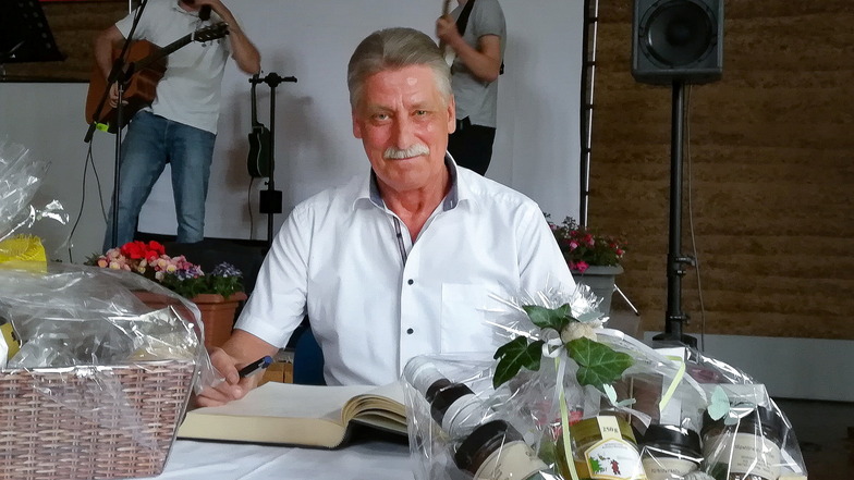 Für sein großes bürgerschaftliches Engagement für Leisnig erhielt Wolfgang Rölle die Ehrenurkunde der Stadt Leisnig. Zudem durfte sich der 68-Jährige ins Goldene Buch eintragen.